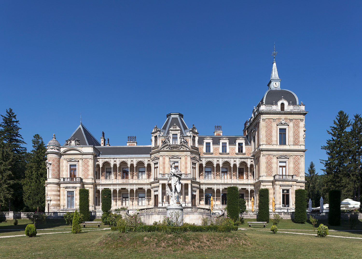 Gartenfassade der Hernesvilla inklusive Hermesstatue