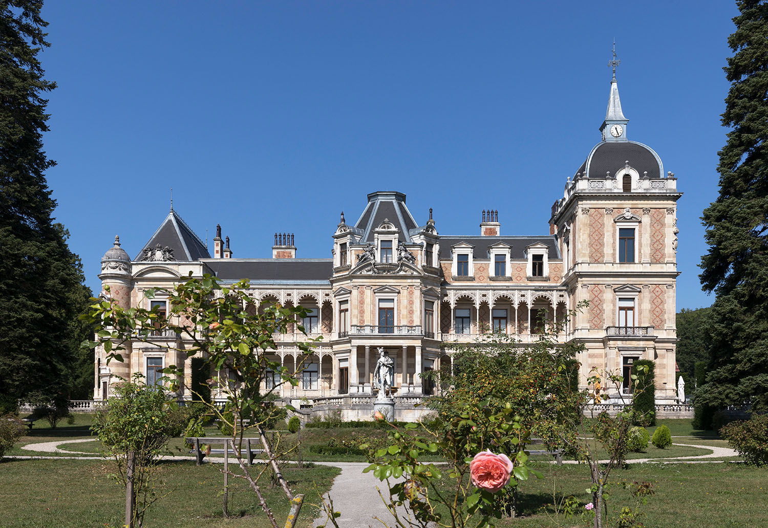 Gartenfassade der Hermesvilla inklusive Hermesstatue