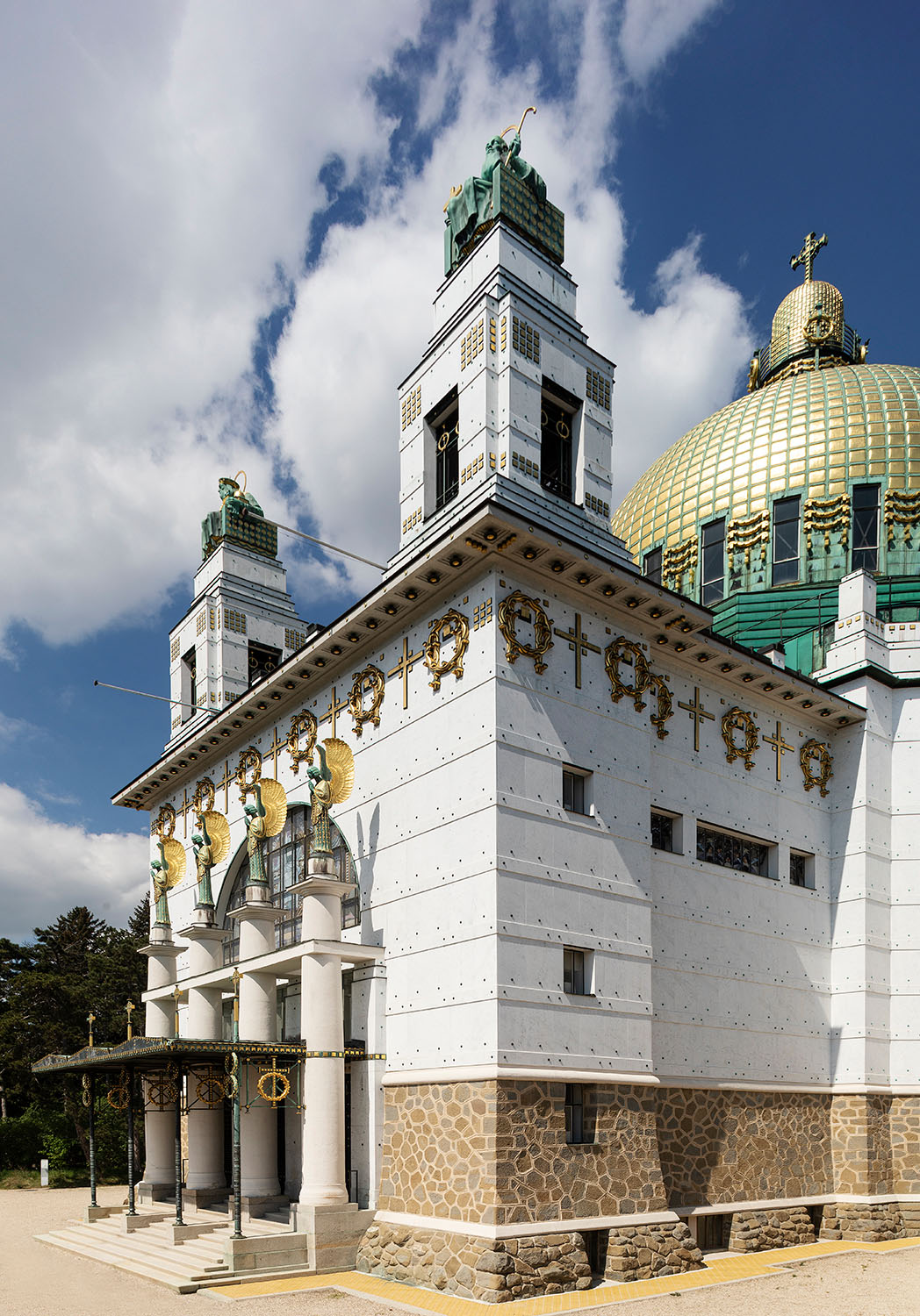 Außenansicht der Otto Wagner Kirche am Steinhof